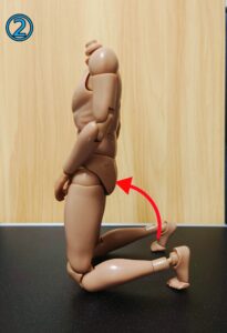 人形を用いた骨盤底筋トレーニングの図解②ヒップリスト（骨盤を真上に上げる）