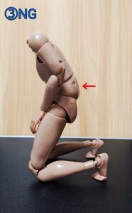 人形を用いた骨盤底筋トレーニングの図解③NG/腰が丸まる（腹筋逃げ）